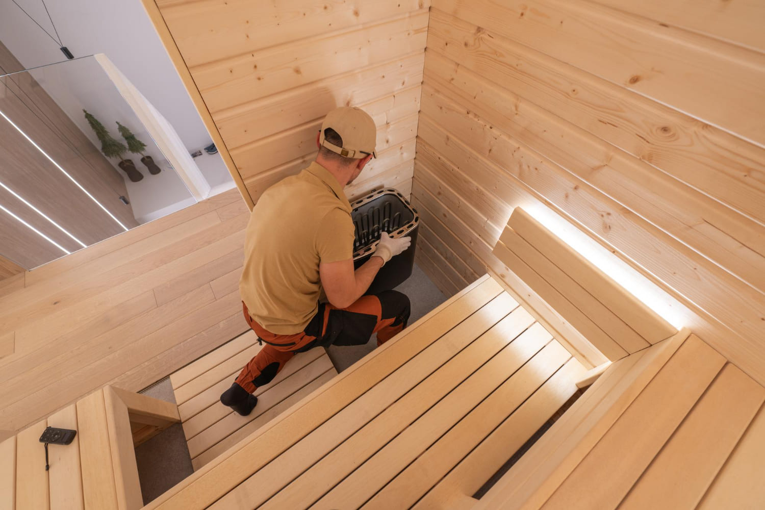 Monteur baut den Steinofen in einer neuen Sauna ein