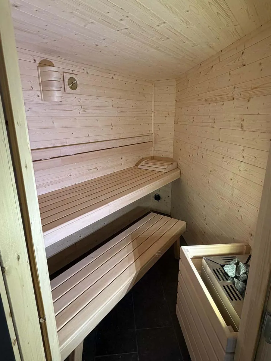 Finnische Sauna mit Steinofen