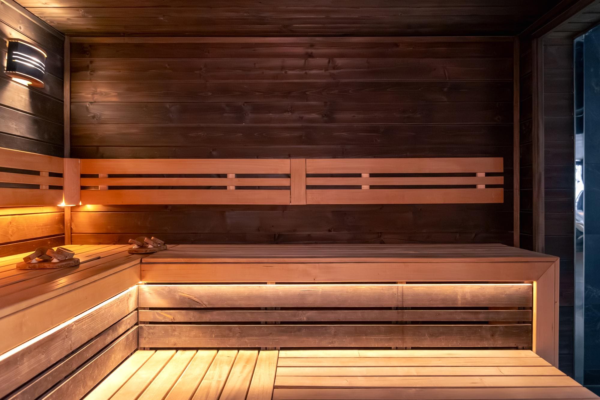 Fertige Sauna-Innenansicht mit warmer Abendbeleuchtung