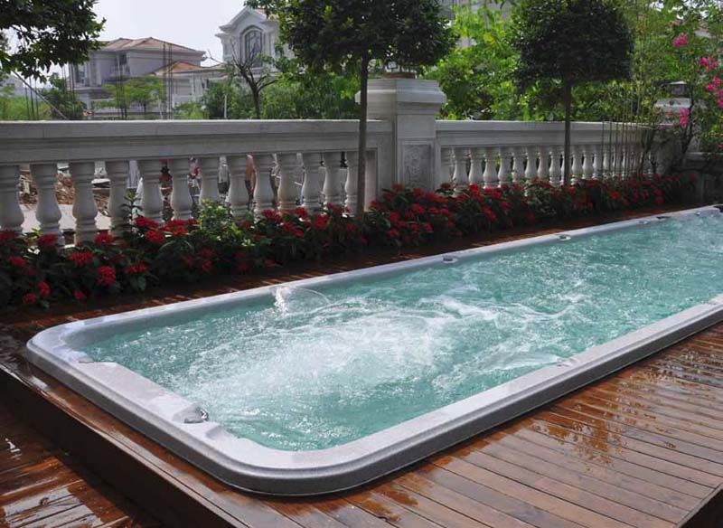 Swim-Spa auf Holzterrasse mit sprudelndem Wasser