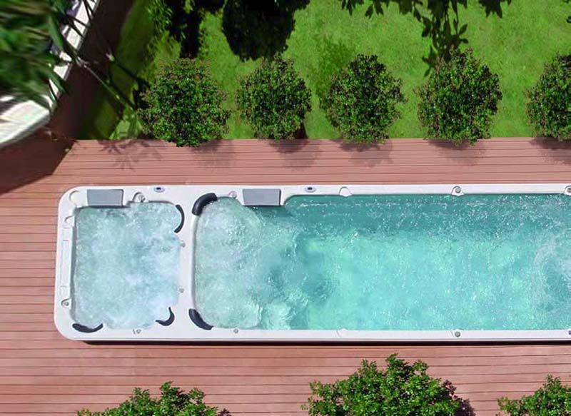 Swim-Spa von oben mit Schwimmbereich und Whirlpool