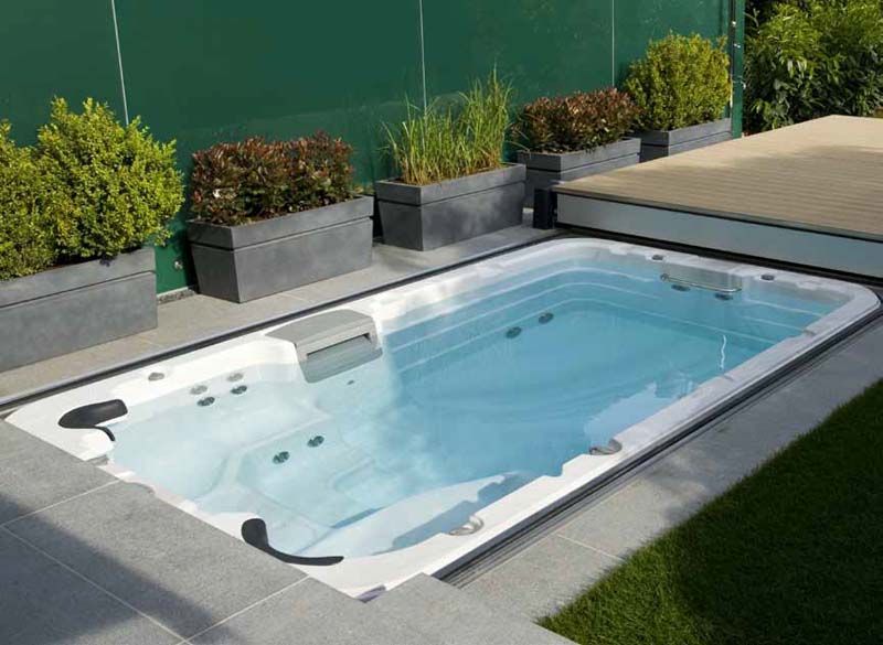 Moderner, in den Boden eingelassener Swim-Spa