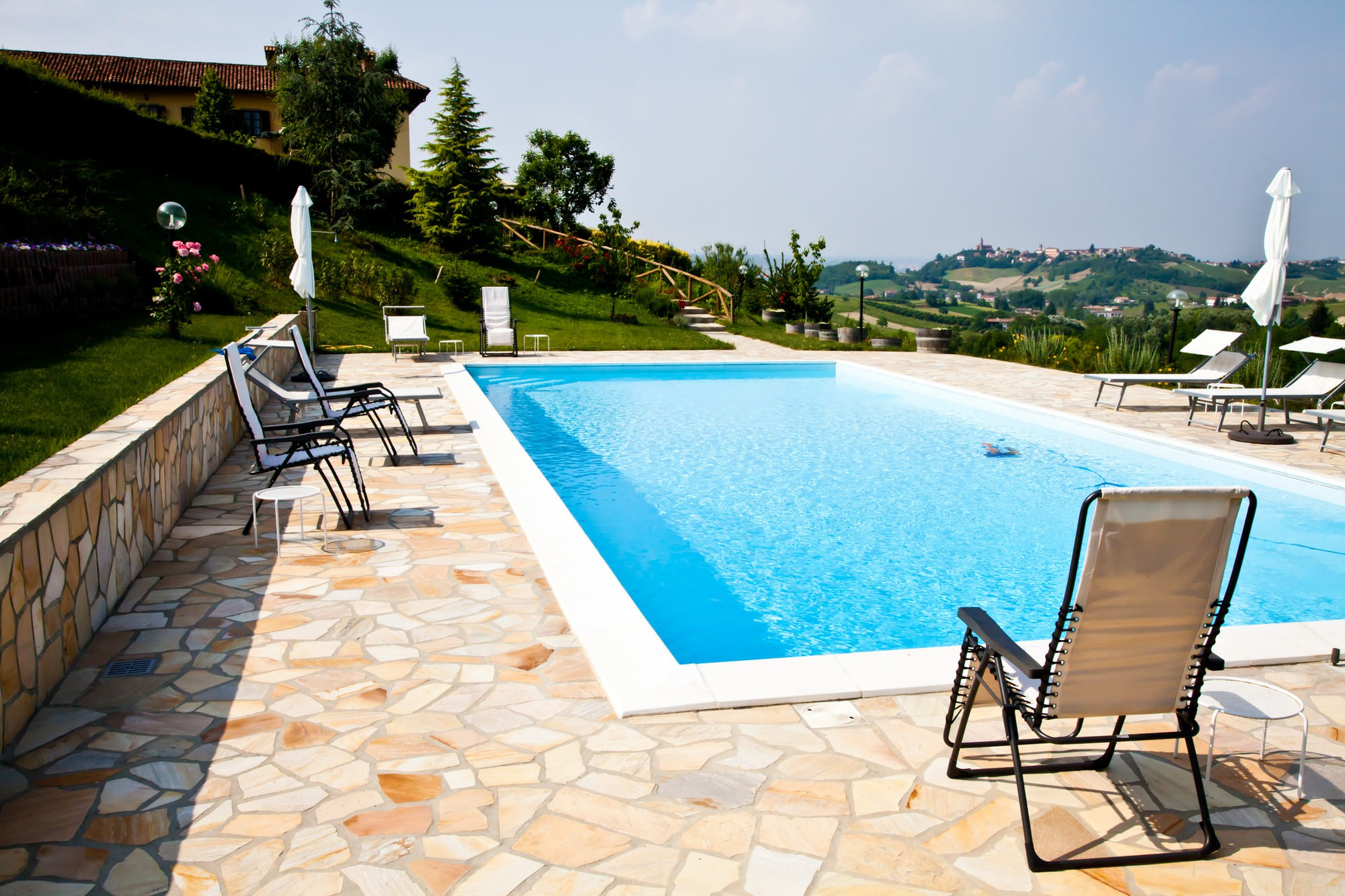 Pool auf Anhöhe mit Weitblick über die Hügellandschaft