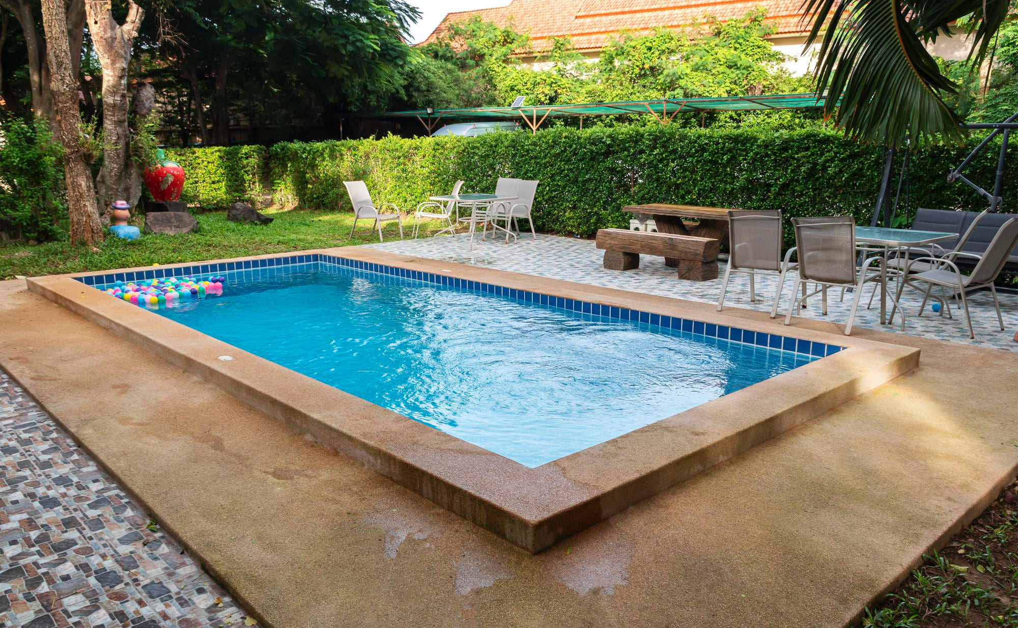 Kompakter Gartenpool mit Terrasse und Sitzbereich