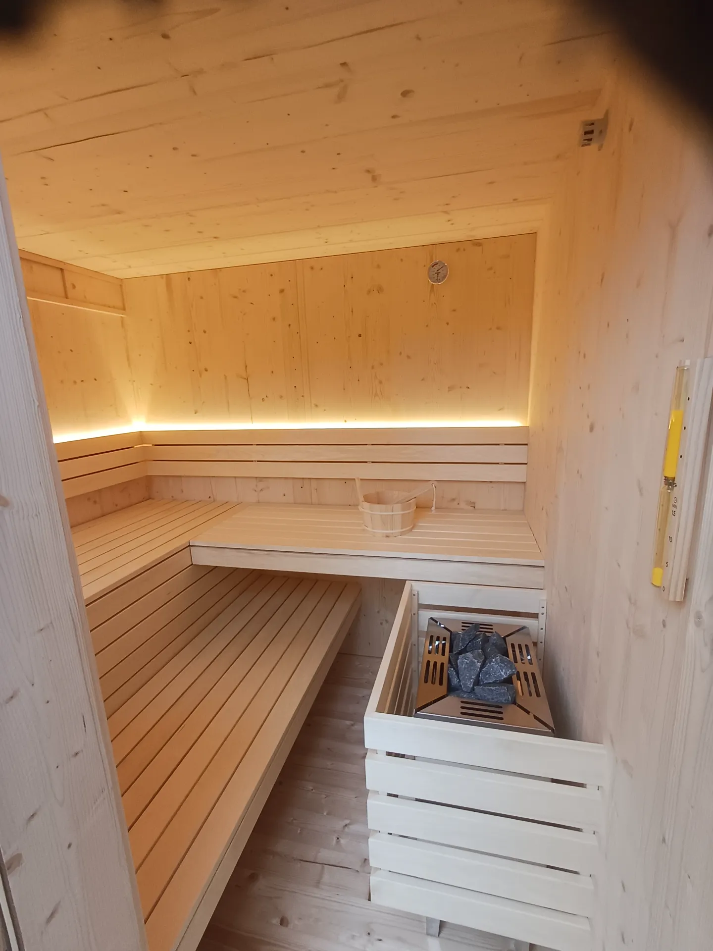 Innenraum der Außensauna mit indirekter LED-Beleuchtung